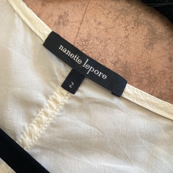 NANETTE LEPORE 100% Silk Cream Sleeveless Blouse with Beautiful Front Details - Picture 2 of 13